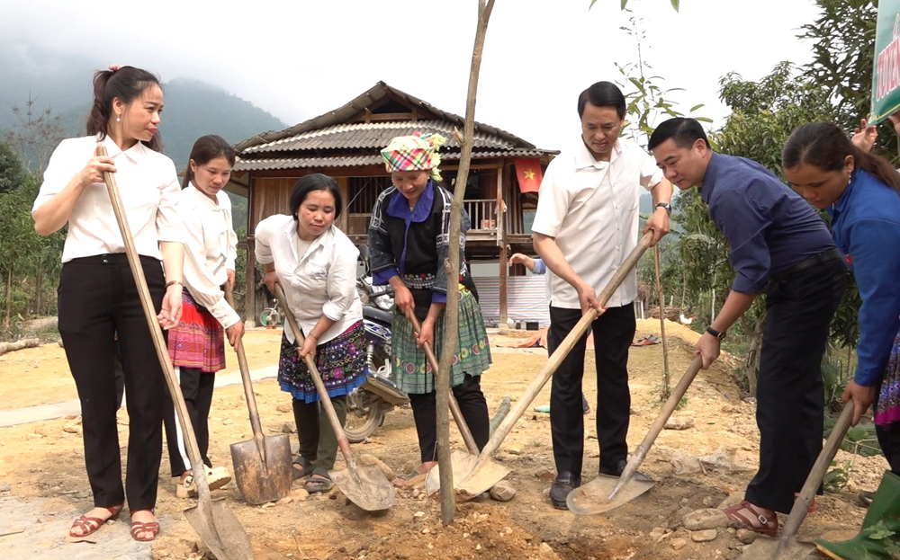 Lãnh đạo huyện Văn Yên tham gia trồng cây làm du lịch tại xã Phong Dụ Thượng.