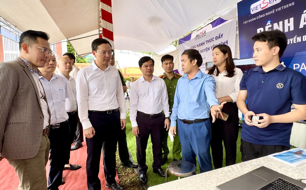 Trung tâm Y tế huyện Yên Bình giới thiệu với lãnh đạo huyện về bệnh án điện tử - bước chuyển đổi số trong lĩnh vực y tế.