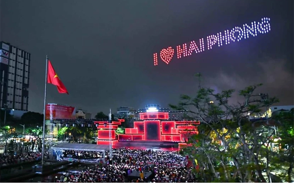 Lễ hội Hoa phượng đỏ được tổ chức hằng năm từ năm 2012 đến nay tại khu vực quảng trường Nhà hát thành phố Hải Phòng.