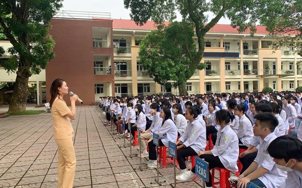Cán bộ Công an thành phố Yên Bái tuyên truyền, phổ biến pháp luật giao thông cho học sinh Trường THPT Lý Thường Kiệt, thành phố Yên Bái.