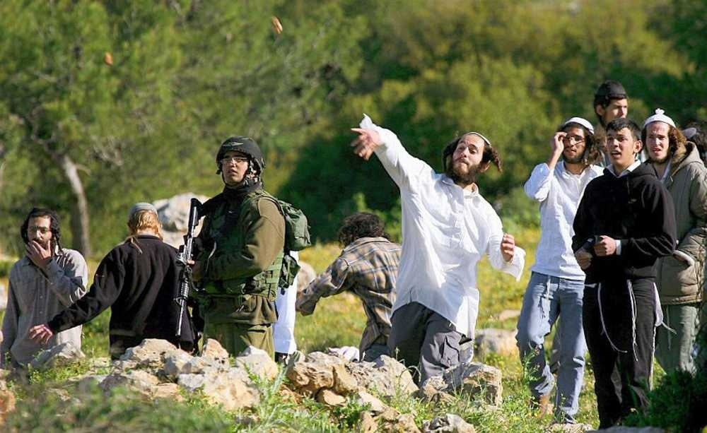 Những người Israel ném đá về phía người Palestine tại khu Bờ Tây.