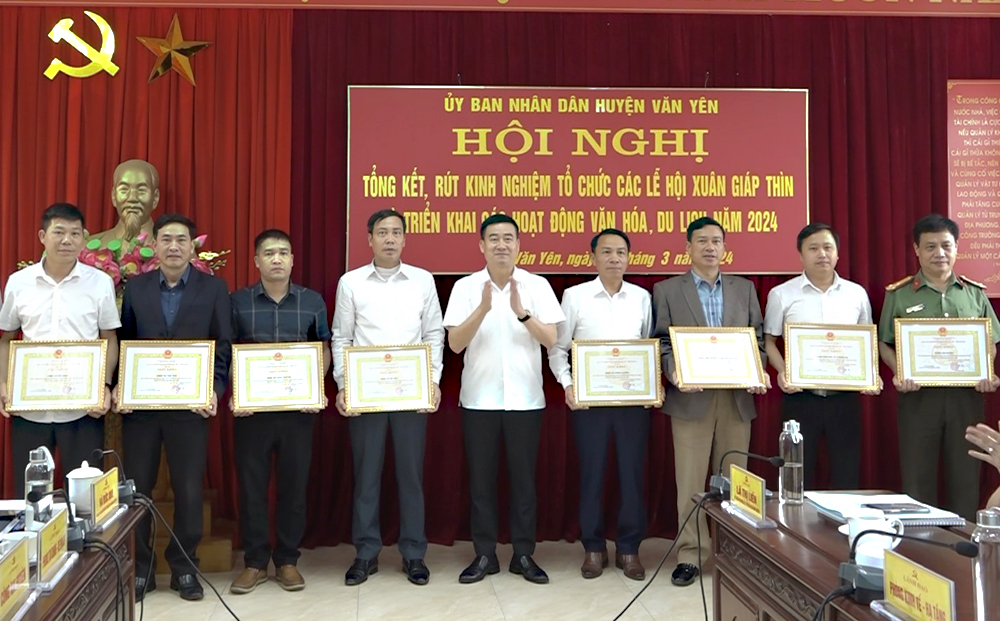 UBND huyện Văn Yên tặng giấy khen cho 10  tập thể, 18 cá nhân đã có thành tích trong công tác tham mưu, chỉ đạo tổ chức tốt các lễ hội Xuân Giáp Thìn 2024.