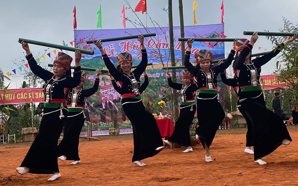 Người Khơ Mú ở Nghĩa Sơn còn giữ được nhiều nét văn hóa truyền thống. 
Trong ảnh: Một điệu múa của người Khơ Mú trong Lễ hội Cầu mùa xuân Giáp Thìn, năm 2024.