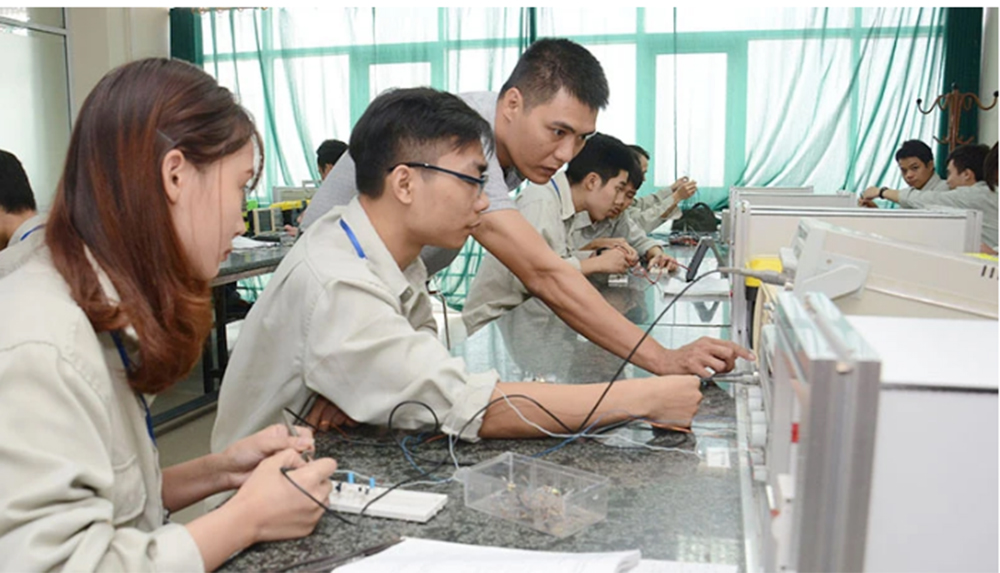 Sinh viên Khoa Điện tử (Trường Đại học Công nghiệp Hà Nội) trong giờ học.