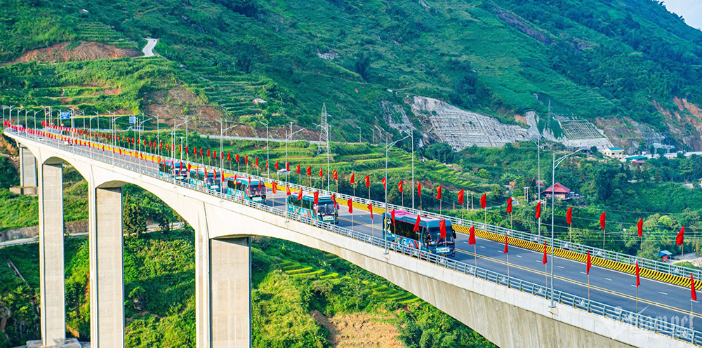 Cầu Móng Sến (Thị trấn Sa Pa, tỉnh Lào Cai) dẫn vào trạm thu phí BOT Sa Pa. Ảnh: Phạm Ngọc Bằng