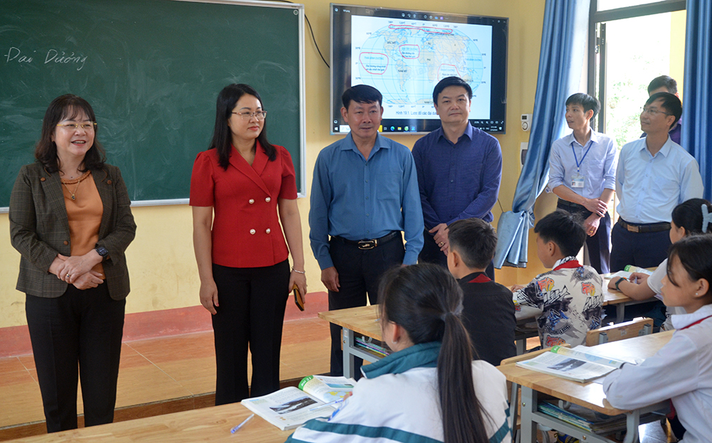 Phó Chủ tịch HĐND tỉnh Hoàng Thị Thanh Bình cùng đoàn công tác khảo sát một số nội dung liên quan đến công tác giáo dục và đào tại huyện Mù Cang Chải.