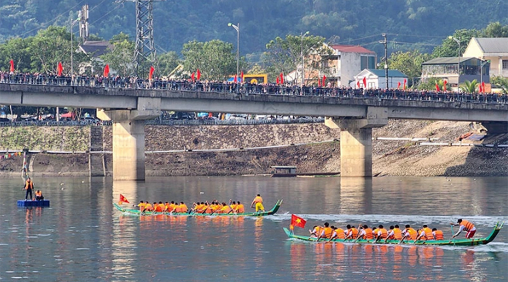 Lễ hội đua thuyền đuôi én ở Điện Biên thu hút đông nhân dân và khách du lịch.