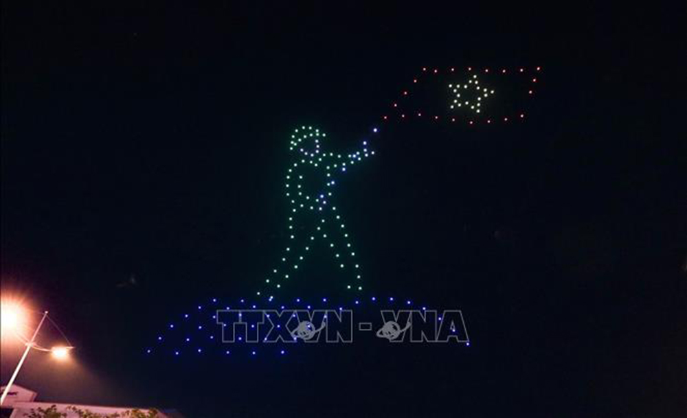 Trong khuôn khổ Lễ khai mạc Năm Du lịch quốc gia - Điện Biên và Lễ hội Hoa Ban năm 2024, tối 16/3, tại thành phố Điện Biên Phủ diễn ra màn biểu diễn drone light lần đầu tiên trên bầu trời Điện Biên - Ảnh: TTXVN