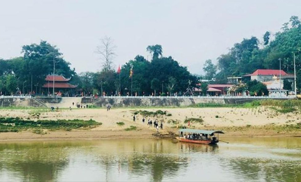 Đền Đông Cuông (huyện Văn Yên) là Di sản Văn hóa phi vật thể Quốc gia, điểm đến du lịch tâm linh nổi tiếng của tỉnh Yên Bái.