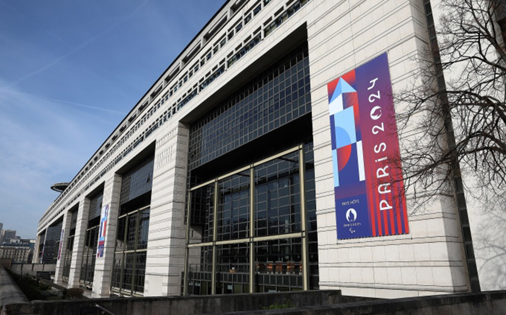 Băng rôn Olympic Paris 2024 bên ngoài một tòa nhà chính phủ Pháp, ngày 20/3.