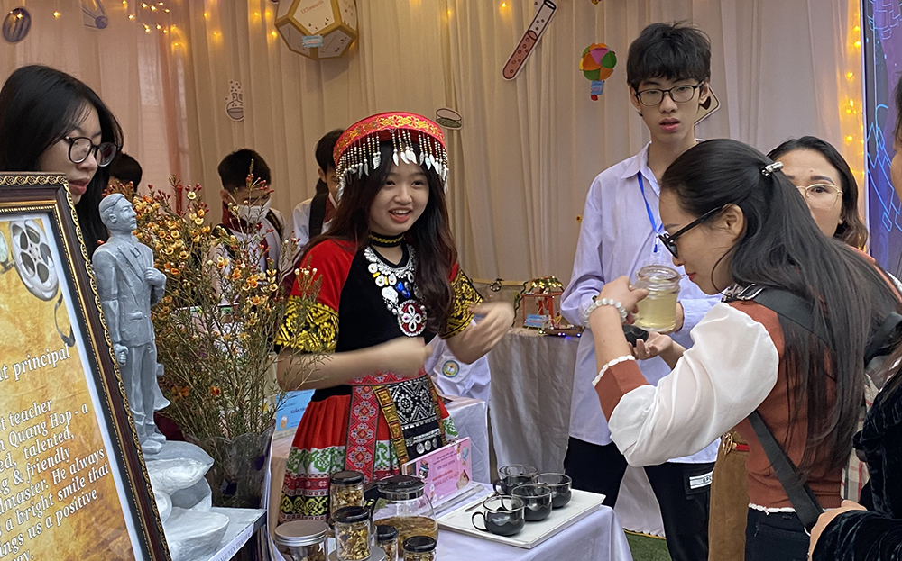 Học sinh Trường THPT Nguyễn Huệ giới thiệu các sản phẩm STEM tại Ngày hội STEM cấp tỉnh kết hợp cùng Cuộc thi Khoa học kỹ thuật cấp tỉnh dành cho học sinh trung học.