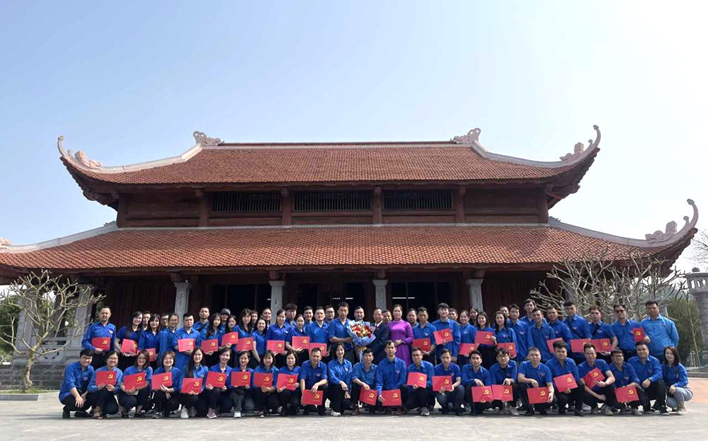 Lãnh đạo Đảng ủy Khối cơ quan và doanh nghiệp tỉnh trao Giấy chứng nhận cho các học viên tại địa chỉ đỏ Khu di tích lịch sử Tân Trào, Tuyên Quang.