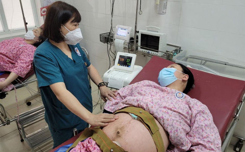 Bác sĩ Bệnh viện Sản - Nhi Yên Bái thăm khám cho bệnh nhân.