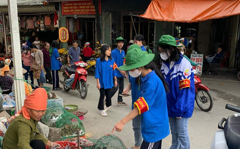 Đoàn viên thanh niên phường Trung Tâm, thị xã Nghĩa Lộ triển khai mô hình Đội thanh niên tự quản hưởng ứng Phong trào chống rác thải nhựa.