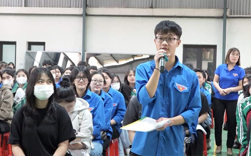 Các em học sinh lớp 12 Trường THPT Chu Văn An tham gia buổi tư vấn việc làm, định hướng nghề nghiệp.