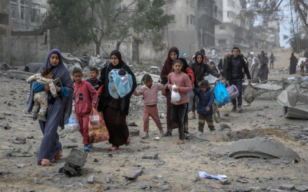 Người dân Palestine chạy trốn khỏi khu vực thành phố Gaza bị Israel ném bom.