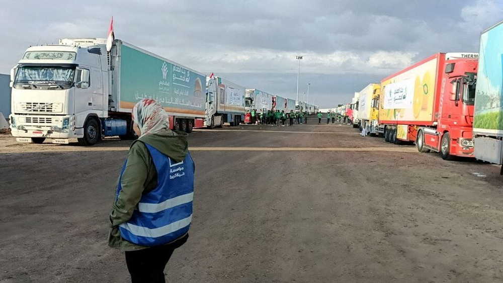 Xe tải chở hàng viện trợ cho Gaza thông qua cửa khẩu Rafah.