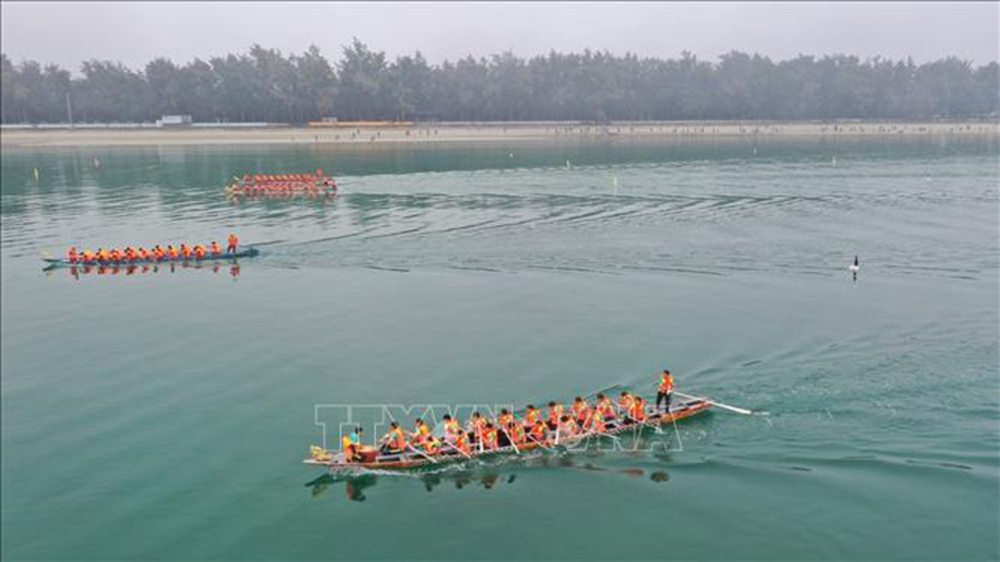 Các đội đua hào hứng với Lễ hội đua thuyền giữa các huyện đảo.