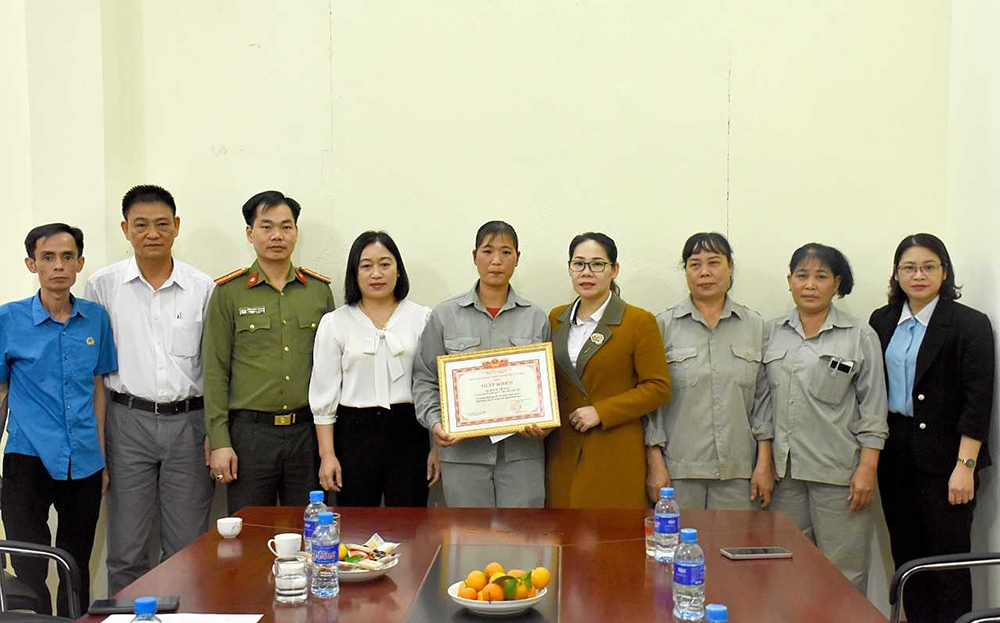 Các đồng chí lãnh đạo huyện Lục Yên trao giấy khen cho chị Hoàng Thị Nga.