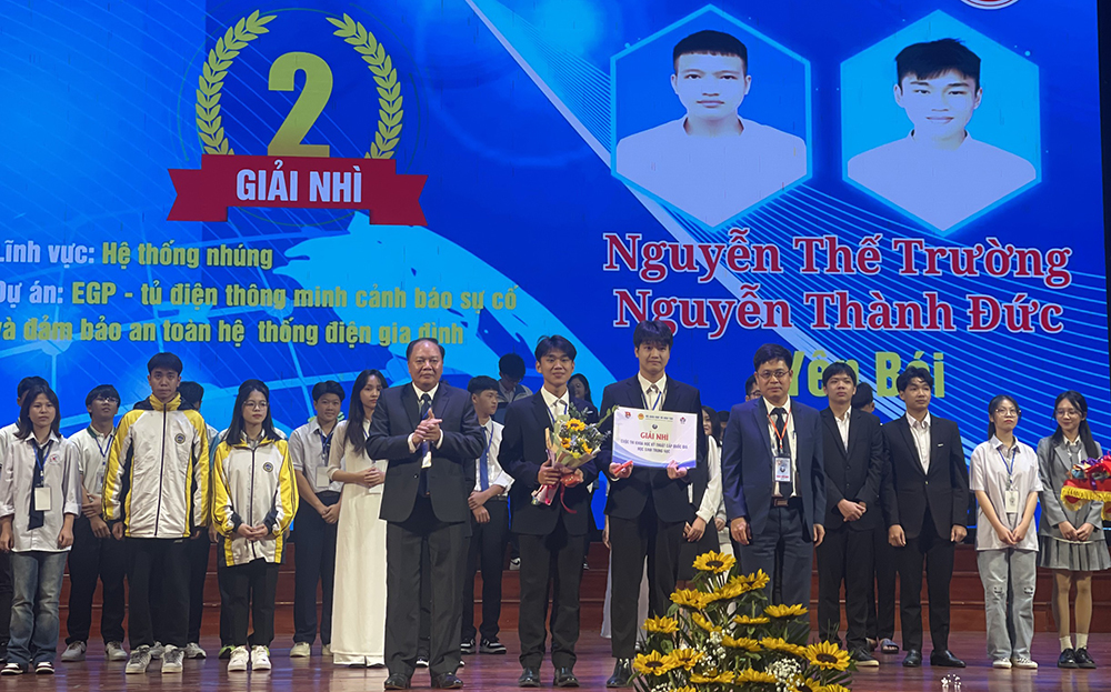 Hai em Nguyễn Thế Trường - lớp 12 chuyên Lý và Nguyễn Thành Đức- lớp 11 Toán tin, Trường THPT chuyên Nguyễn Tất Thành nhận giải Nhì tại cuộc thi.