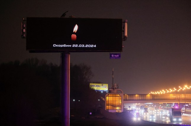 Màn hình lớn hiển thị thông điệp tưởng niệm các nạn nhân vụ tấn công ở ngoại ô Mátxcơva.