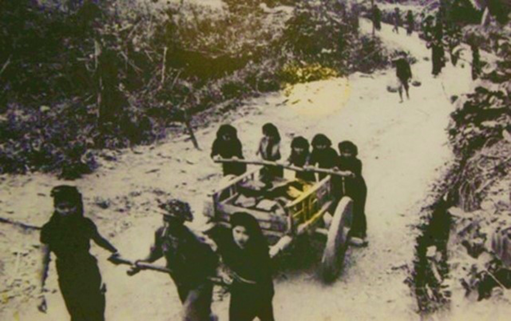 Phụ nữ các dân tộc tham gia dân công cùng bộ đội công binh làm đường từ Tuần Giáo vào Điện Biên Phủ. (Ảnh: Tư liệu)