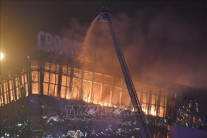 Lực lượng cứu hộ nỗ lực dập lửa tại hiện trường vụ nổ súng nhằm vào trung tâm thương mại “Crocus City Hall” ở Moskva, Nga tối 22/3/2024. Ảnh: THX/TTXVN