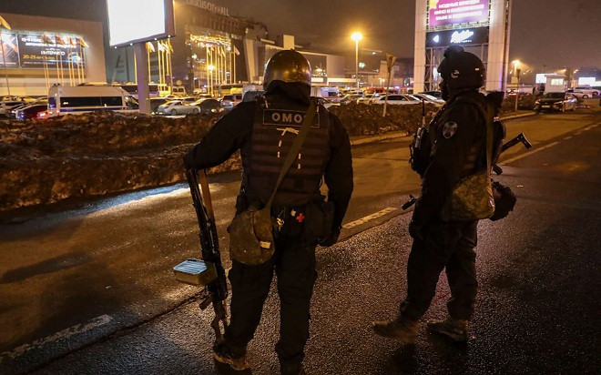 Cảnh sát Nga đứng canh gác gần trung tâm hòa nhạc bị tấn công khủng bố ở ngoại ô thủ đô Moscow.