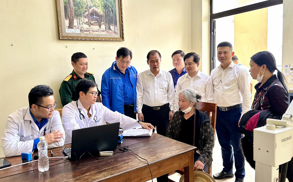 Cán bộ, y bác sĩ và lãnh đạo huyện Yên Bình thăm hỏi, động viên người dân.