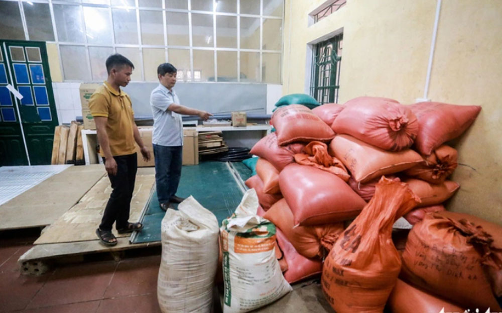 Trường phổ thông dân tộc bán trú Tiểu học và THCS Hồ Bốn (huyện Mù Cang Chải, tỉnh Yên Bái) vay mượn từ phụ huynh học sinh, cơ sở kinh doanh bên ngoài hơn 10 tấn gạo để nấu ăn cho học sinh