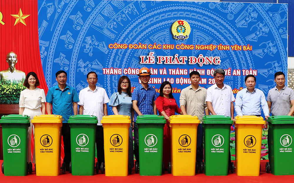 Các đồng chí lãnh đạo LĐLĐ tỉnh, lãnh đạo Đảng ủy khối Cơ quan và Doanh nghiệp tỉnh, lãnh đạo Ban Quản lý các Khu công nghiệp tỉnh trao thùng phân loại rác thải cho các công đoàn cơ sở.