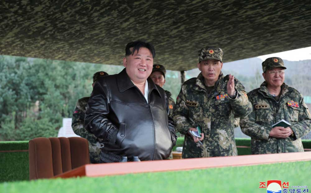 Ông Kim Jong-un (trái) thị sát một đơn vị xe tăng của Triều Tiên trong bức ảnh công bố ngày 25/3.