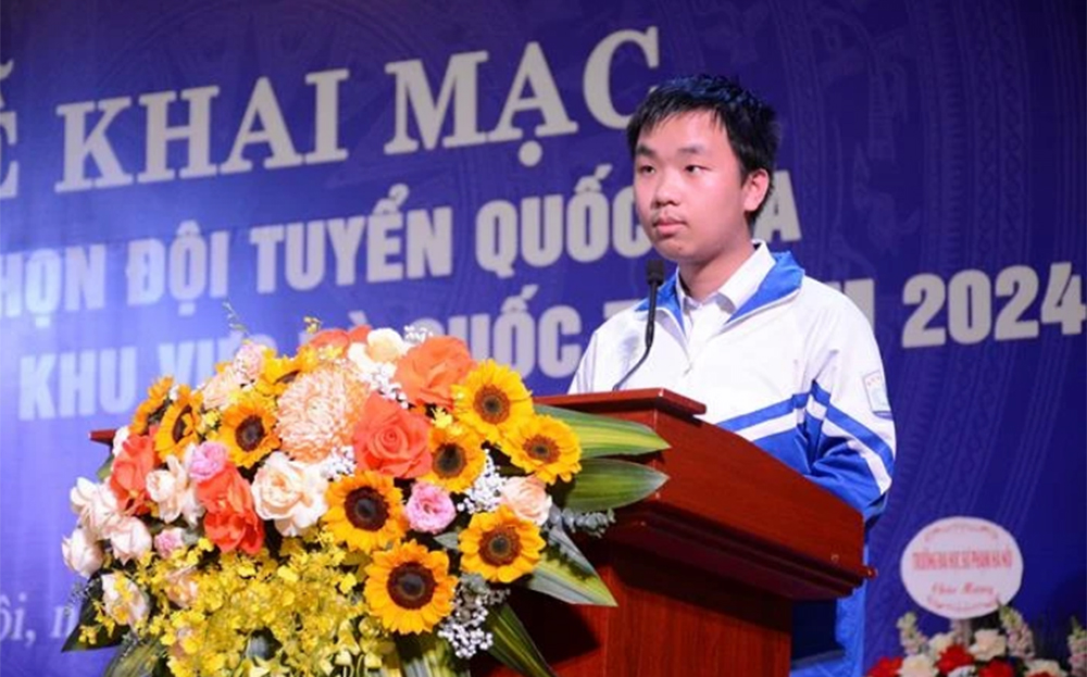 Thí sinh Tạ Đức Anh, Trường THPT chuyên Đại học Sư phạm Hà Nội, đại diện cho 190 thí sinh, phát biểu tại lễ khai mạc kỳ thi