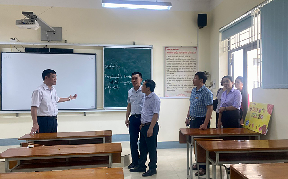 Lãnh đạo Đảng ủy khối Cơ quan và Doanh nghiệp tỉnh kiểm tra hoạt động của mô hình: “Trường học hạnh phúc, lớp học hạnh phúc” tại Trường THPT Nguyễn Huệ.