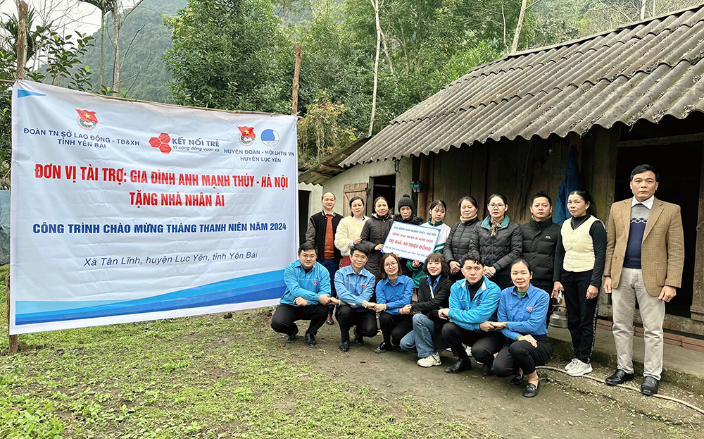 Huyện đoàn Lục Yên kết nối các nhà hảo tâm hỗ trợ làm nhà cho người dân xã Tân Lĩnh.