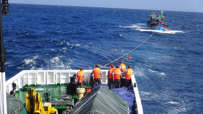 Cán bộ, kiểm ngư viên Tàu KN475, Chi đội Kiểm ngư số 4 lai dắt, hỗ trợ tàu cá của ngư dân gặp nạn trên biển.