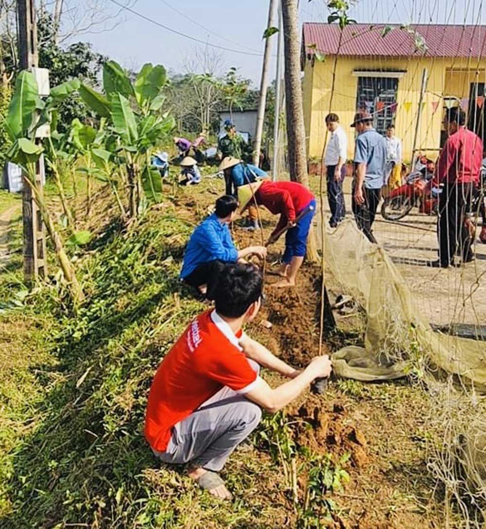 Nhân dân xã Khánh Thiện tham gia trồng hàng rào xanh tại khuôn viên Nhà văn hóa thôn Tông Áng.