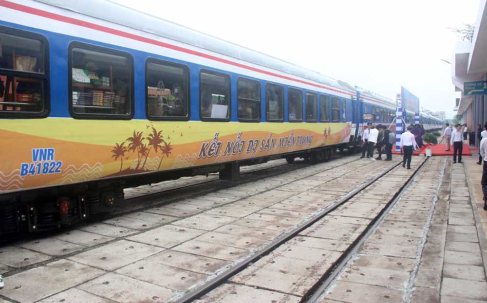 Đoàn tàu du lịch “Kết nối di sản miền Trung” xuất phát từ ga Huế đưa du khách vào TP Đà Nẵng.