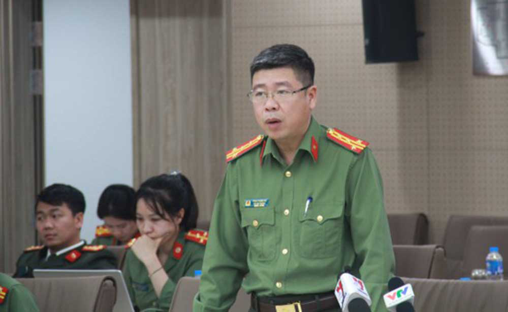 Đại tá Phan Thành Bá thông tin tại cuộc họp báo.