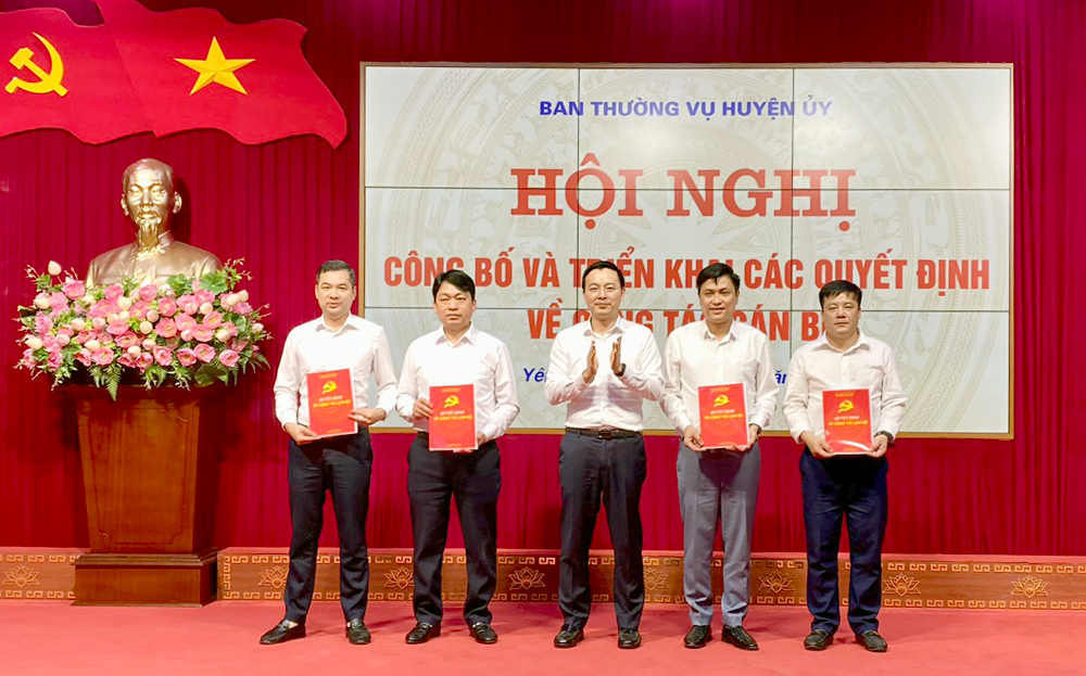 Bí thư Huyện ủy, Chủ tịch HĐND huyện An Hoàng Linh trao quyết định, chúc mừng các đồng chí được điều động, bổ nhiệm.