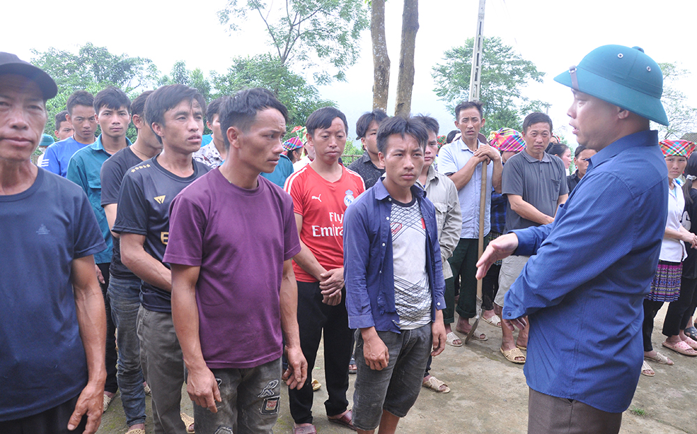 Lãnh đạo xã Phong Dụ Thượng, huyện Văn Yên tuyên truyền người dân thôn Khe Táu vệ sinh môi trường, bảo dưỡng các tuyến đường liên thôn.