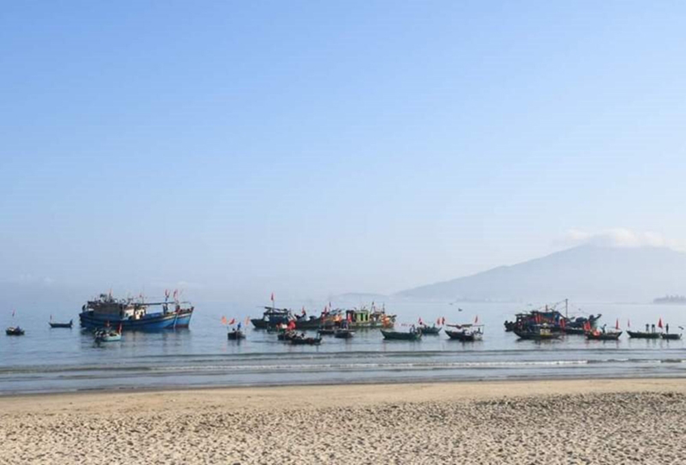 Các làng biển tại phường Nại Hiên Đông và quận Sơn Trà những ngày qua tàu thuyền về neo đậu, chuẩn bị các hoạt động cho Lễ hội Cầu ngư năm nay.
