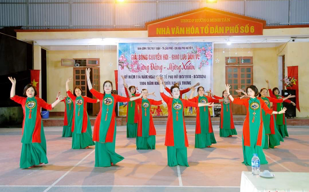 Đội dân vũ tổ dân phố số 6, phường Minh Tân tham gia biểu diễn tại nhà văn hóa nhân dịp đón xuân mới năm 2024.