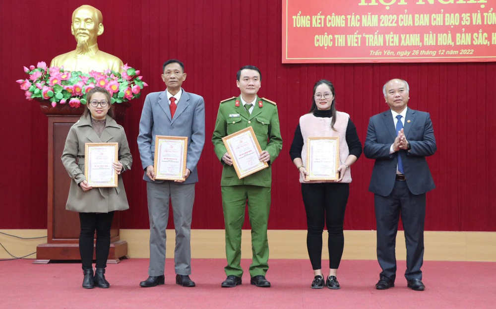 Lãnh đạo Ban Tuyên giáo Huyện ủy Trấn Yên trao thưởng cho các cá nhân có thành tích xuất sắc tại Hội nghị tổng kết công tác của BCĐ 35  và tổng kết, trao giải Cuộc thi viết “Trấn Yên xanh, hài hòa, bản sắc, hạnh phúc” năm 2022.