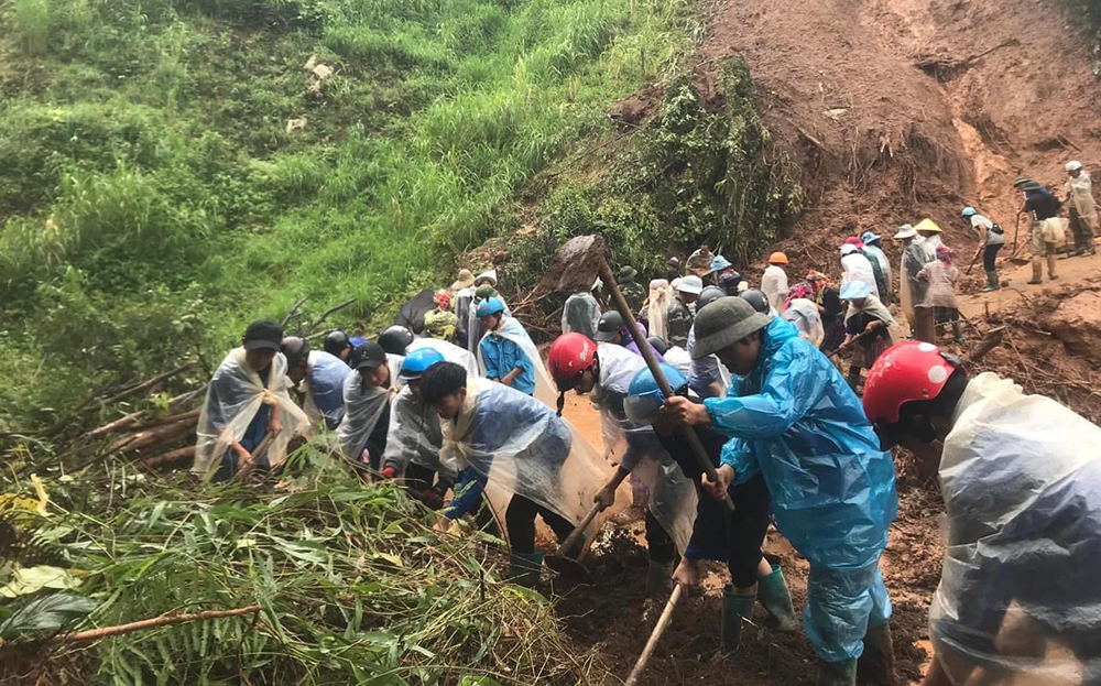 Đoàn viên, thanh niên huyện Mù Cang Chải tham gia khơi thông các tuyến đường bị ảnh hưởng bởi mưa lũ ngày 5/8/2023 ở xã Hồ Bốn.