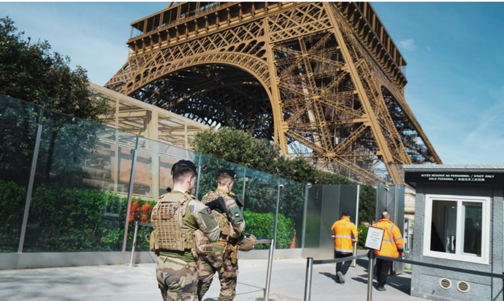 Binh lính được triển khai gần Tháp Eiffel, ở Paris, ngày 25 tháng 3 năm 2024