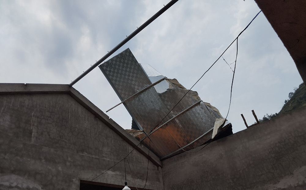 Một ngôi nhà ở huyện Trấn Yên bị tốc mái hoan toàn do trận dông lốc sáng ngày 28/3/2024.