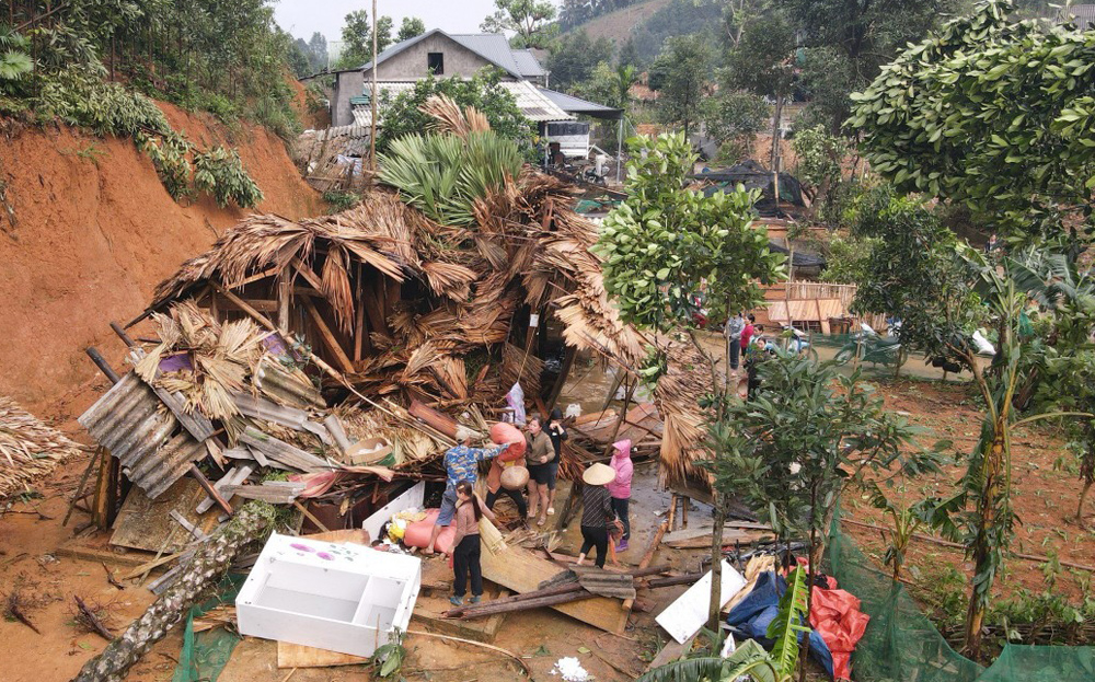 Gió lốc đã làm sập đổ hoàn toàn 3 nhà dân ở xã Ngòi A