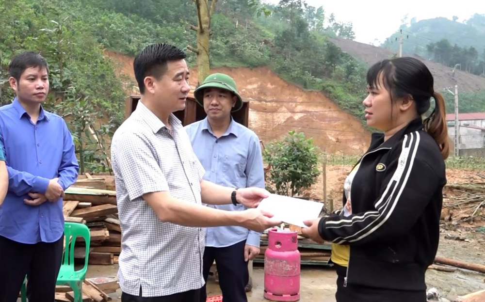 Chủ tịch UBND huyện Văn Yên trao hỗ trợ cho hộ bị ảnh hưởng thiên tai.