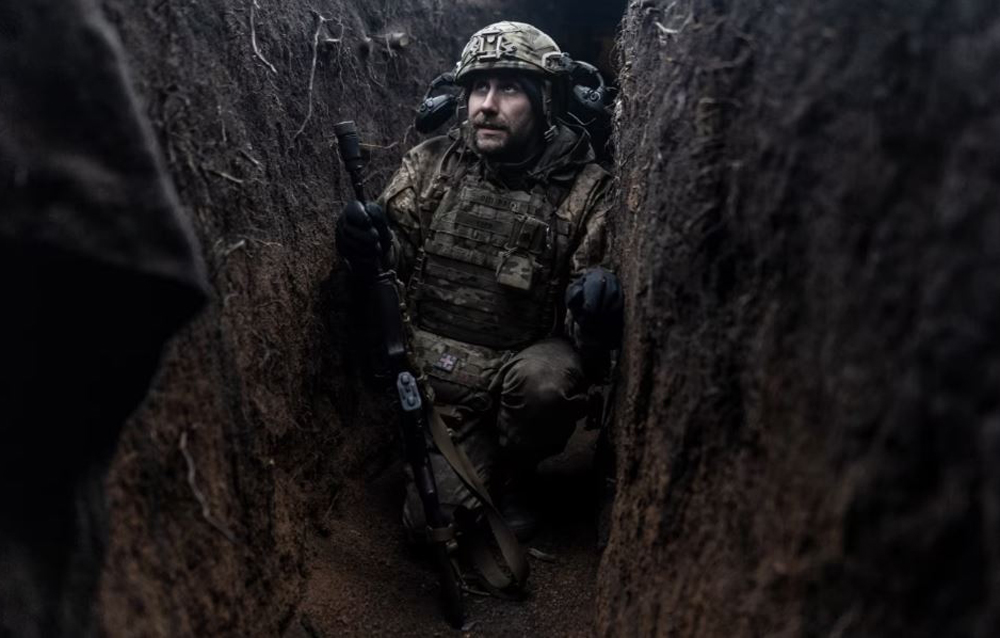 Binh lính Ukraine trong một chiến hào.